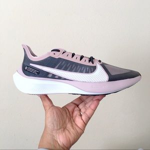 Nike Zoom Gravity Sneakers